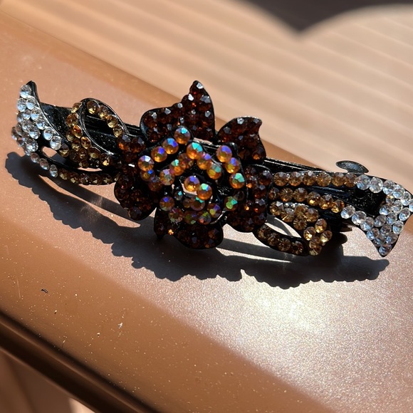 Worn to special event once gorgeous crystal hair clip. Flower and ribbon design - Picture 2 of 9